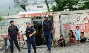 Une unité d'intervention d'élite de la police formée par des officiers portugais patrouille dans un quartier de Dili suite à des informations faisant état de combats entre deux gangs rivaux.