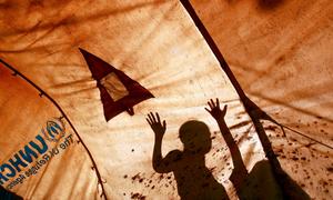 Des personnes cherchent refuge dans un abri soutenu par l'Agence des Nations Unies pour les réfugiés (HCR) à Beto Timur, au Timor-Leste.