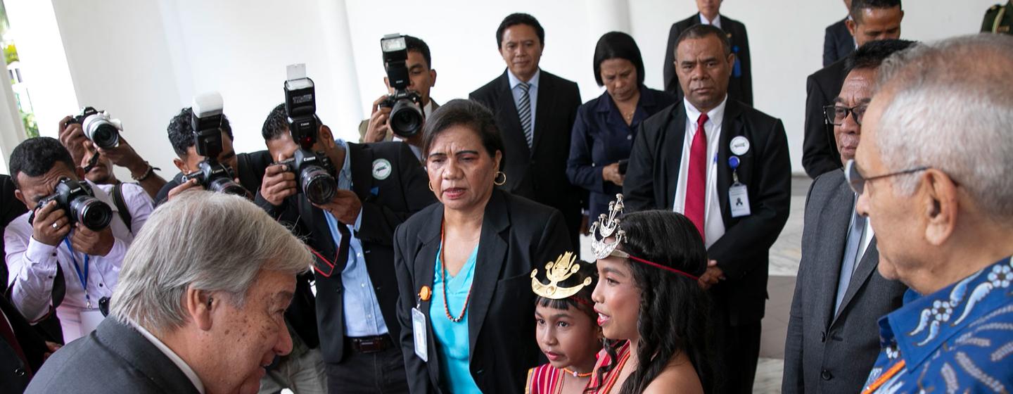 Secretário-geral da ONU, António Guterres (à esquerda), recebe um presente em sua visita ao Parlamento do Timor-Leste.