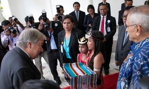 Le Secrétaire général de l'ONU, António Guterres (à gauche), reçoit un cadeau lors de sa visite au Parlement du Timor-Leste.