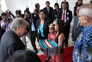 Secretário-geral da ONU, António Guterres (à esquerda), recebe um presente em sua visita ao Parlamento do Timor-Leste.