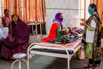 UNICEF/Prashanth Vishwanathan Une infirmière s'entretient avec une mère dans un service de soins prénatals du Combined District Hospital de Chitrakoot, en Inde.