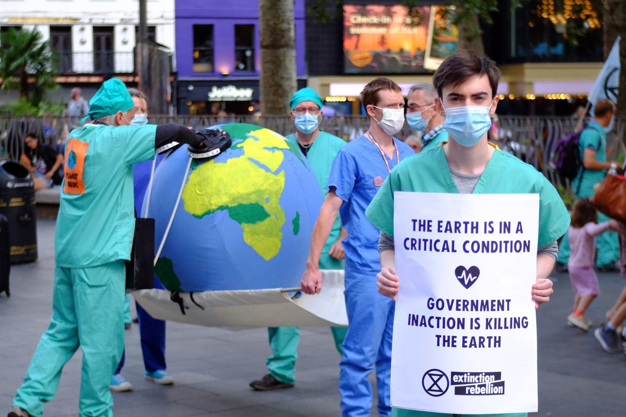 موسمیاتی تبدیلی کے خلاف لندن میں مظاہرے کے شرکاء۔