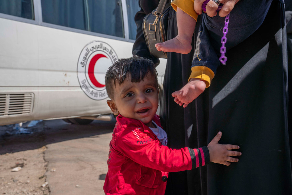 Un petit garçon et sa famille arrivent à la frontière syrienne après avoir fui Beyrouth.