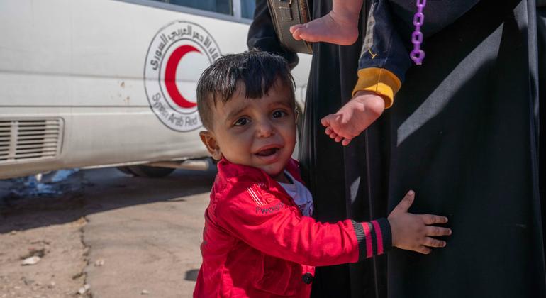 Un niño y su familia llegan a la frontera siria tras huir de Beirut.