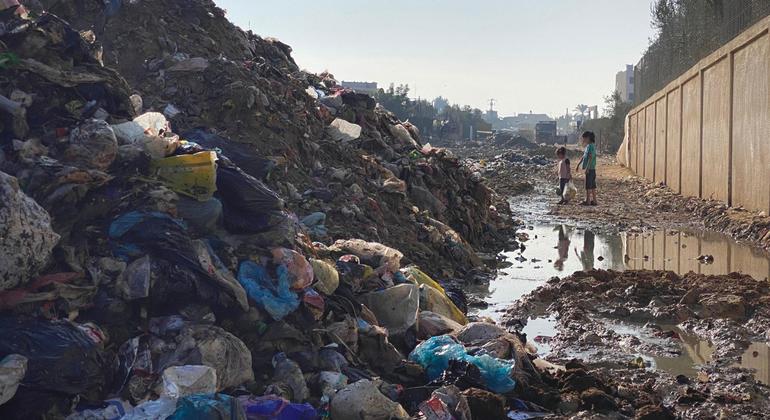 Les ordures s'amoncellent à Gaza alors que les eaux usées s'écoulent dans les rues.