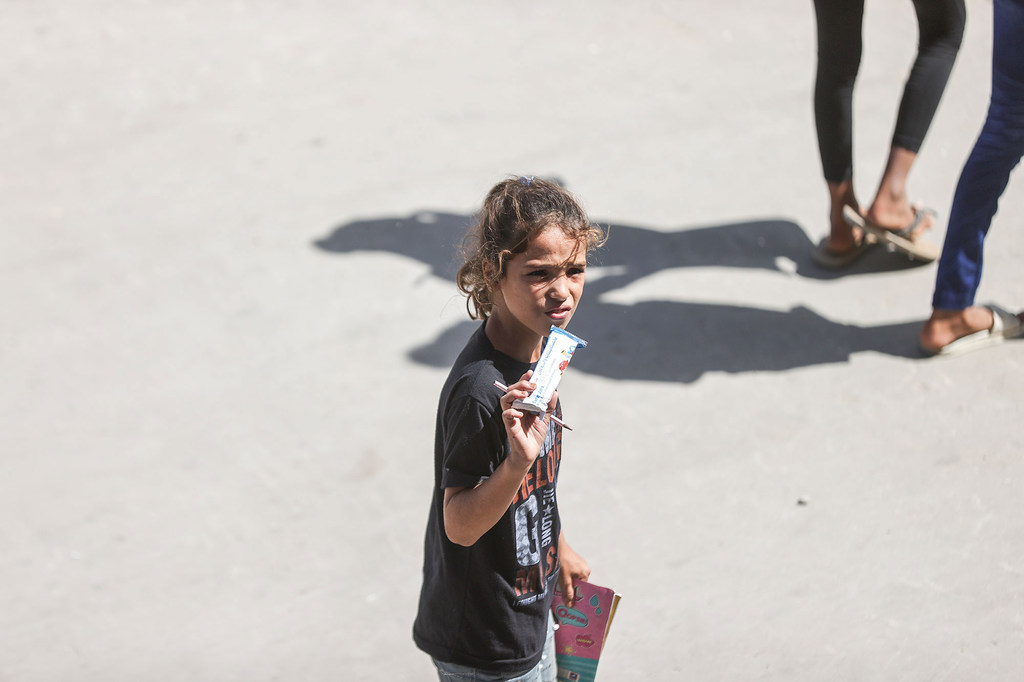 Une jeune fille de Khan Younis, à Gaza, tient une collation nutritionnelle fournie par l'ONU.