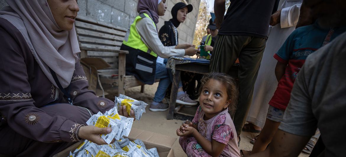 Distribución de suplementos nutricionales en Khan Younis, en la Franja de Gaza.