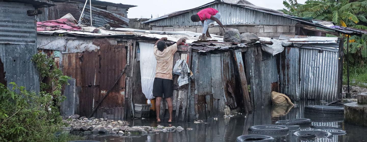 À Les Cayes, en Haïti, un homme répare sa maison endommagée par l'ouragan Melissa.