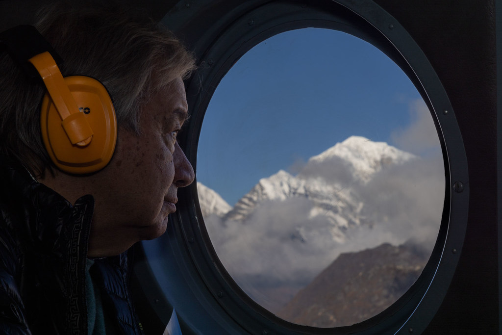 यूएन महासचिव हैलीकॉप्टर से नेपाल में हिमालय क्षेत्र का जायज़ा ले रहे हैं.