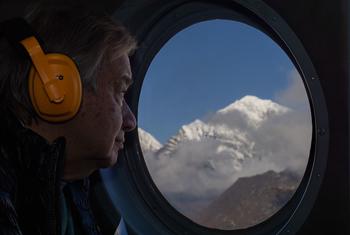यूएन महासचिव हैलीकॉप्टर से नेपाल में हिमालय क्षेत्र का जायज़ा ले रहे हैं.