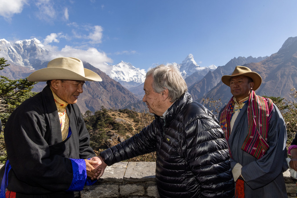 यूएन महासचिव एंतोनियो गुटेरेश ने नेपाल के सोलुख़ुम्बु ज़िले में स्थानीय लोगों से मुलाक़ात की.