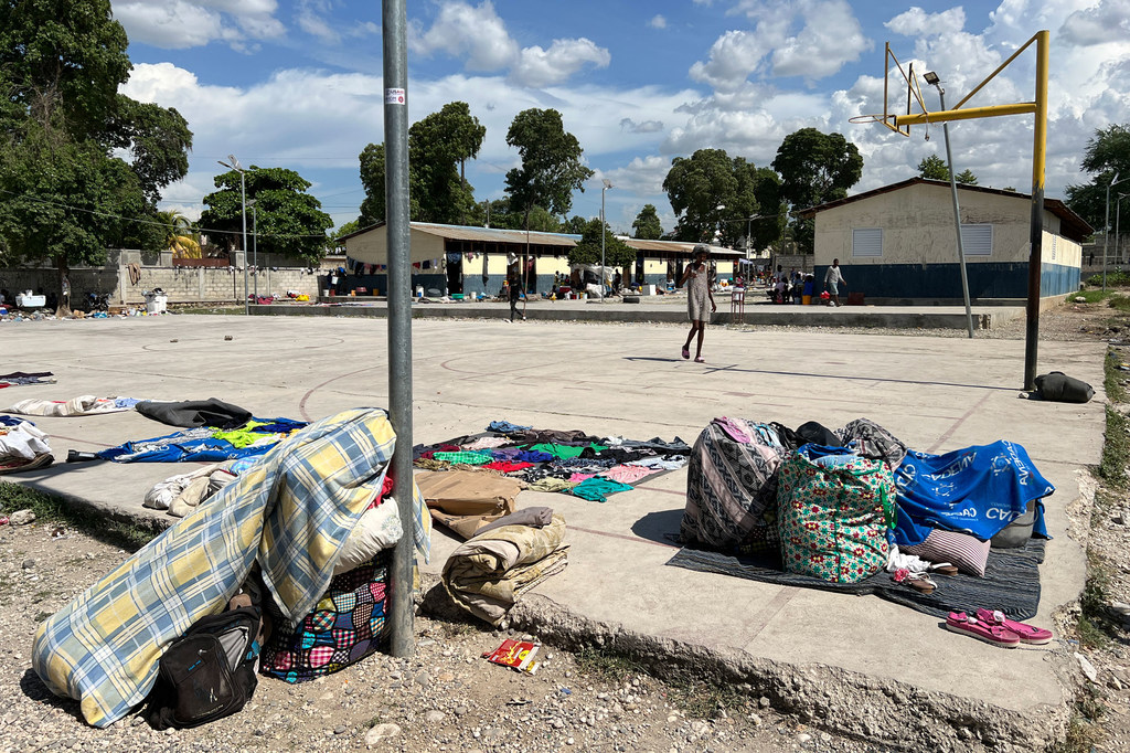 Les biens des familles qui ont fui leurs maisons ont été placés sur un terrain de basket à Port-au-Prince.