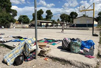 متعلقات الأسر التي فرت من منازلها بسبب عنف العصابات في بورت أو برنس، عاصمة هايتي.