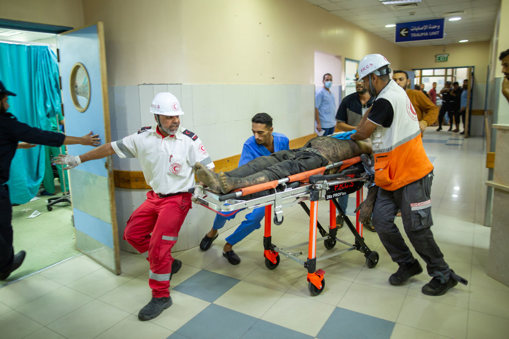 Un homme blessé dans une attaque de missile est transporté d'urgence à l'hôpital Naser de Khan Younis.