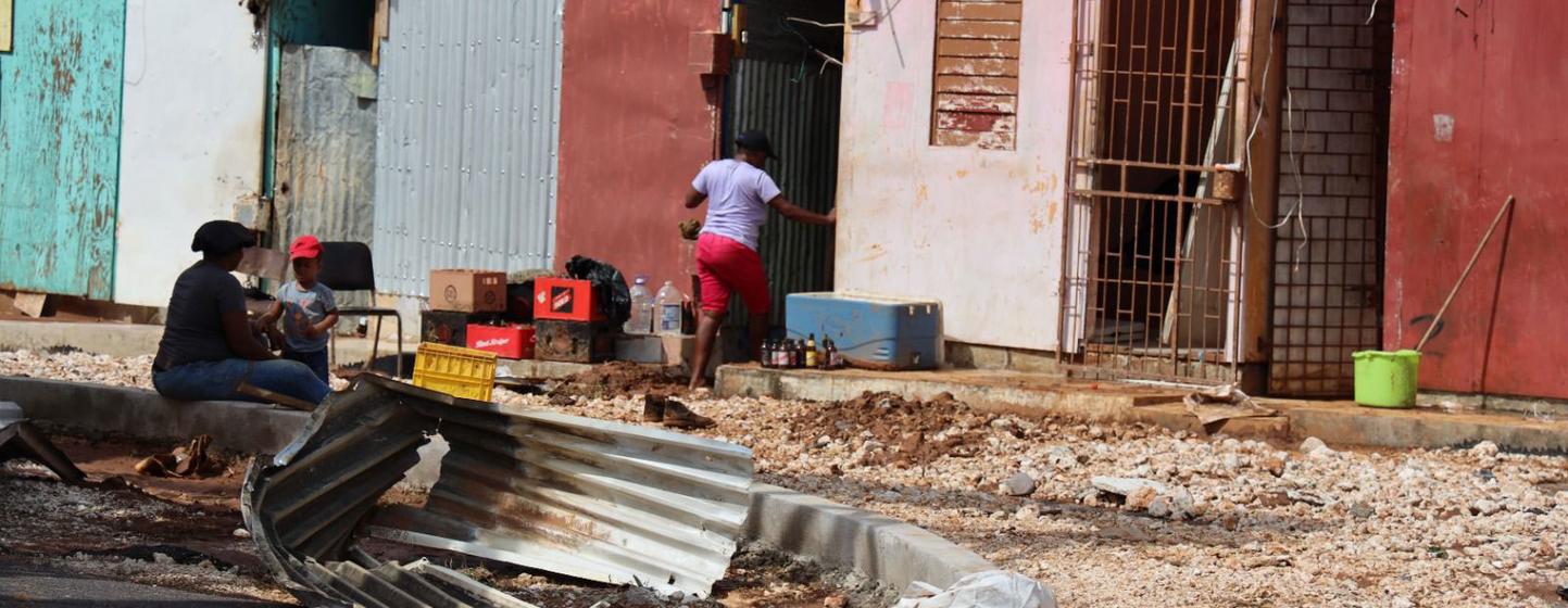 Des habitants d'un bidonville jamaïcain inspectent les dégâts causés à leurs maisons après le passage de l'ouragan Melissa.