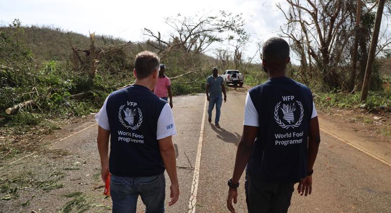 Dos miembros del personal del Programa Mundial de Alimentos evalúan los desafíos logísticos para hacer llegar la ayuda a las comunidades aisladas de Jamaica.