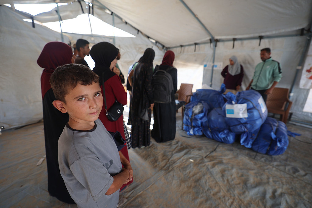 Des familles reçoivent des couvertures à Gaza.