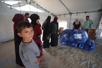 加沙的家庭收到毛毯。