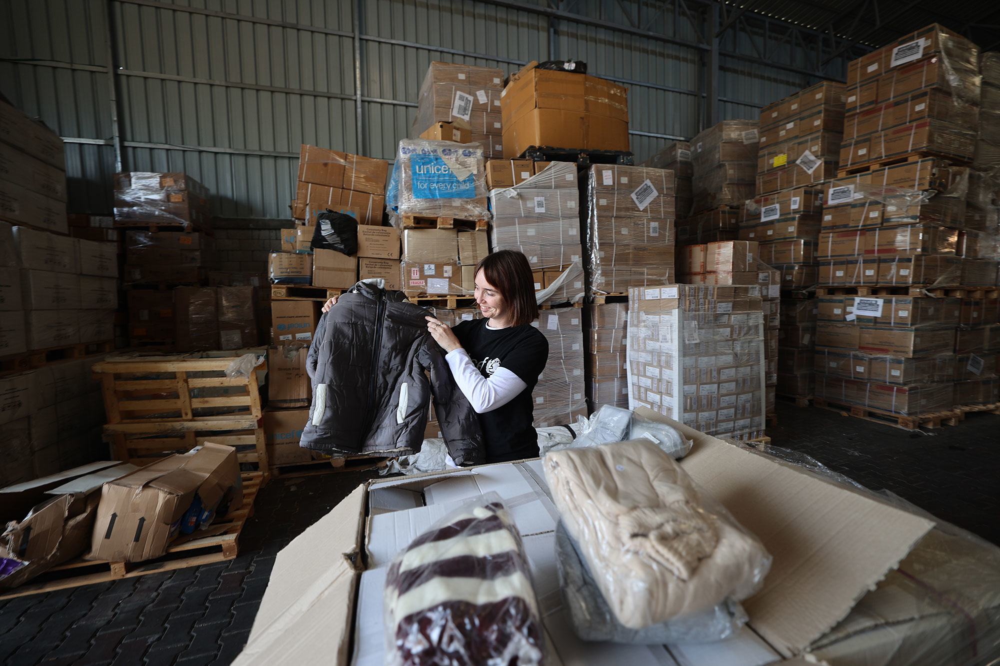 Des vêtements d'hiver sont préparés en vue de leur distribution par des organisations humanitaires dans un entrepôt à Gaza.