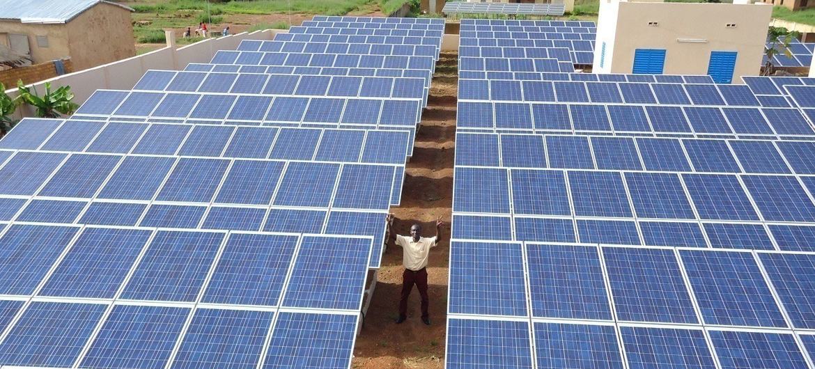 माली में सौर ऊर्जा पैनल के ज़रिए स्थानीय समुदायों को बिजली की आपूर्ति की जा रही है.