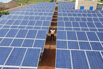 En Mali, se están utilizando paneles solares para suministrar electricidad a las comunidades por primera vez.