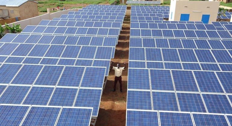 في مالي، يتم استخدام الألواح الشمسية لتوفير الكهرباء للمجتمعات لأول مرة.