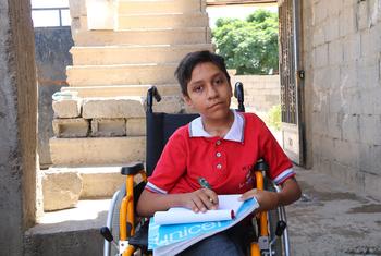 这位叙利亚的少年男孩说，他梦想完成学业并成为一名医生。