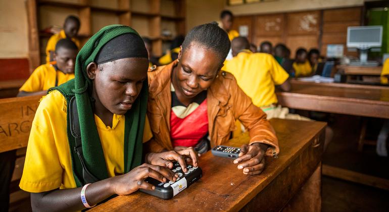 Estudante em Uganda utiliza braille