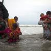 बांग्लादेश के कॉक्सेस बाज़ार के तट पर रोहिंज्या शरणार्थियों को सुरक्षित उतारा जा रहा है. (फ़ाइल)