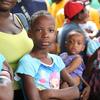 Семьи в центре для перемещенных лиц на Гаити.