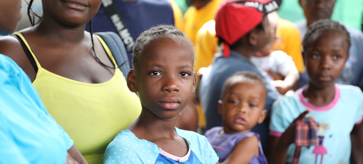 Des familles se rassemblent sur un site pour personnes déplacées à Tabarre, en Haïti.