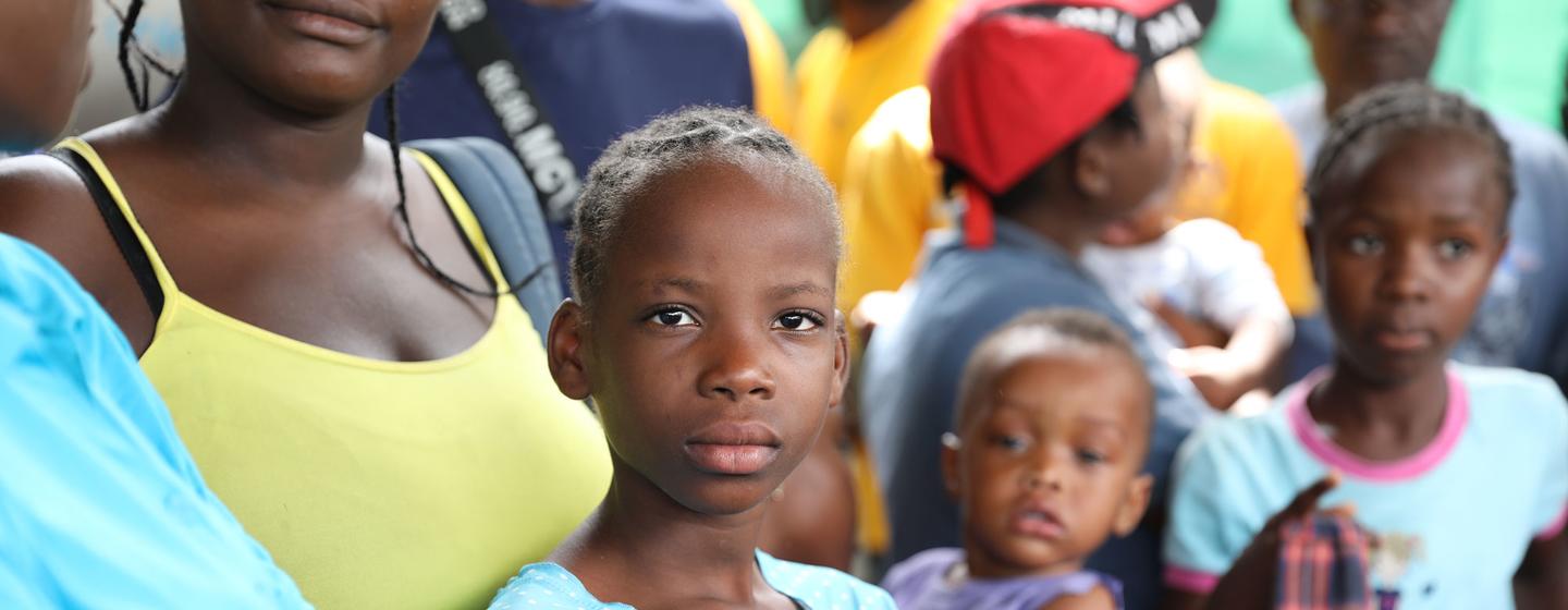 Des familles dans un site pour personnes déplacées à Tabarre, en Haïti.