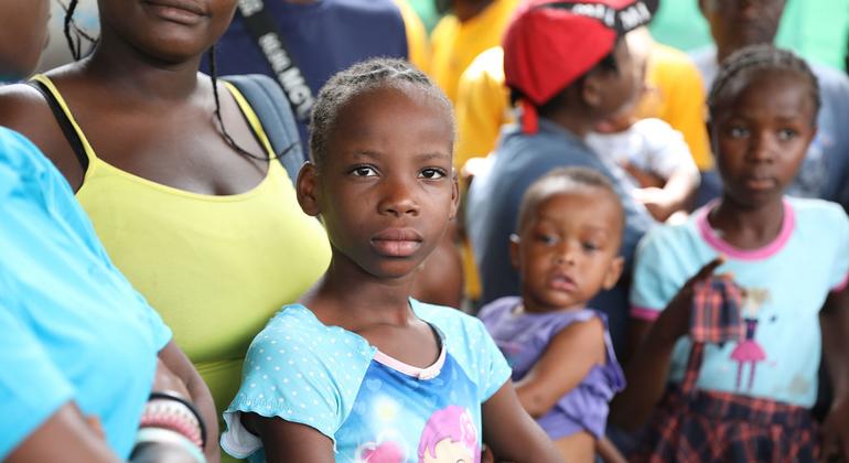 Familias reunidas en un lugar para desplazados en Tabarre, Haití.