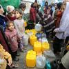 获得洁净水事关生死。 在加沙，人们每天都在为寻找面包和水而奋斗。 每一天都在为了生存而奋斗。 如果没有安全的水，更多的人将死于疾病。