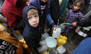 فلسطينيون يصطفون للحصول على المياه. يعد الحصول على المياه النظيفة مسألة حياة أو موت وكفاحا يوميا في قطاع غزة.