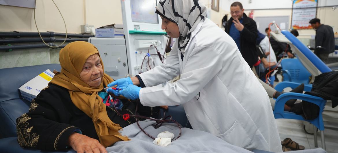 Heridos palestinos son atendidos en el Complejo Médico Nasser de la ciudad de Khan Younis, en el sur de la Franja de Gaza.