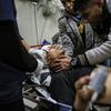 2024 年 1 月，一名受伤的巴勒斯坦男子在汗尤尼斯的纳赛尔医院接受治疗。