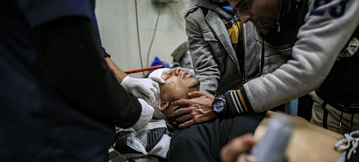 2024 年 1 月，一名受伤的巴勒斯坦男子在汗尤尼斯的纳赛尔医院接受治疗。