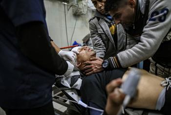 Un homme blessé est soigné à l'hôpital Nasser à Khan Younis, dans le sud de Gaza, en janvier 2024.
