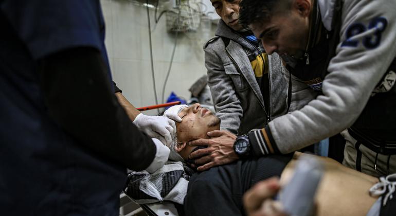 Un hombre palestino herido es atendido en el Complejo Médico Nasser en Khan Younis en enero de 2024.