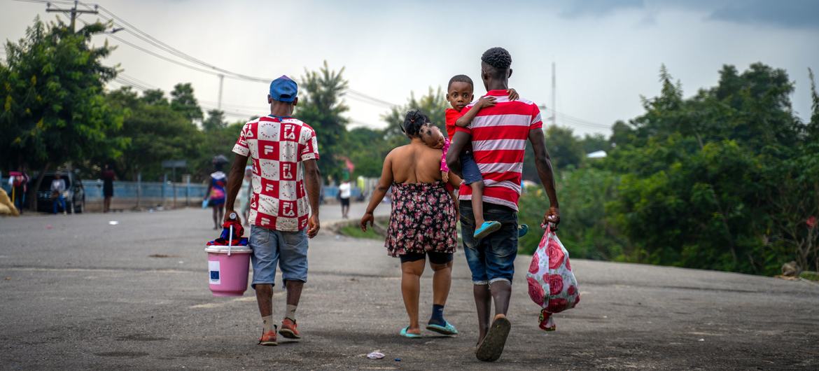 Membros de uma família haitiana retornam da República Dominicana carregando os poucos bens que possuem