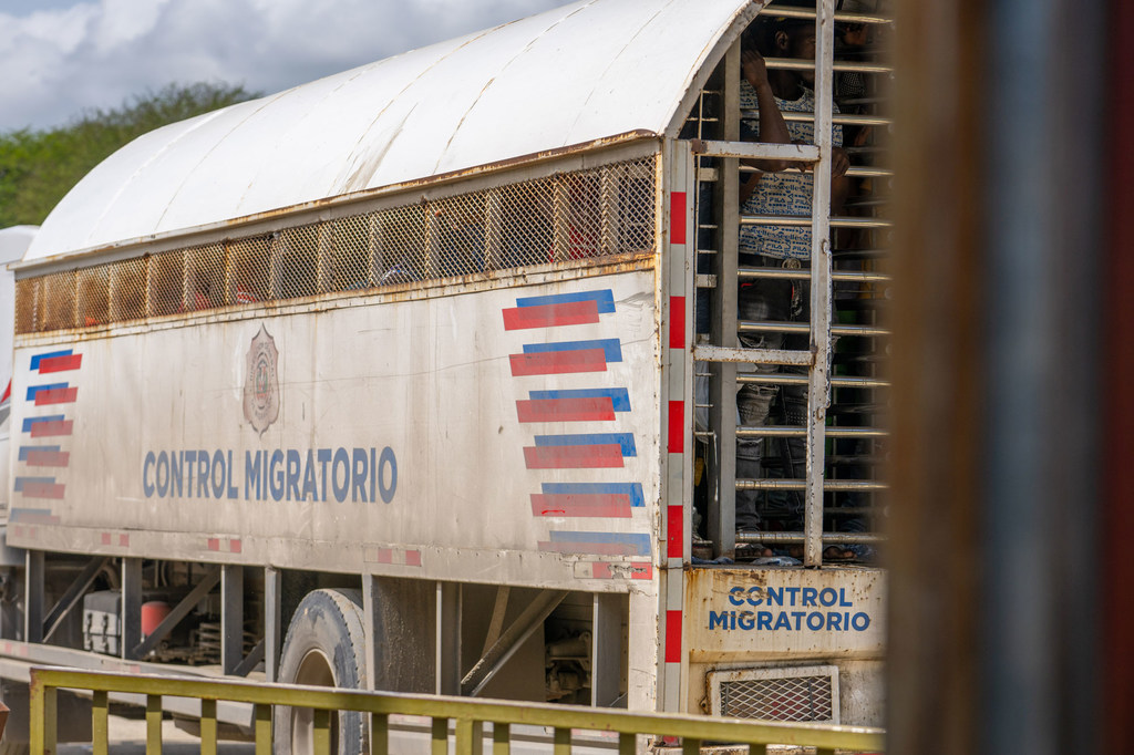 Un camion di deportazione arriva alla traversata di frontiera di Belladère tra la Repubblica Dominicana e Haiti.