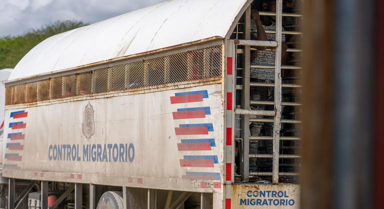 Un camión de deportación llega al paso fronterizo de Belladère, entre la República Dominicana y Haití.