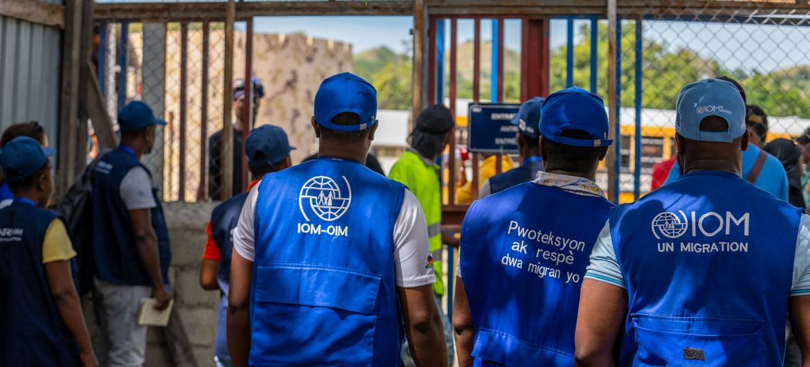 El personal de la OIM se prepara para ayudar a los haitianos deportados a reingresar en su país de origen.