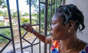 Mireille, una mujer haitiana, mira a través de una ventana (foto de archivo).