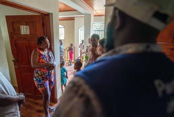 Mfanyikazi wa IOM (mbele) anawasaidia wahamiaji wa Haiti ambao wamefukuzwa kutoka Jamhuri ya Dominika.