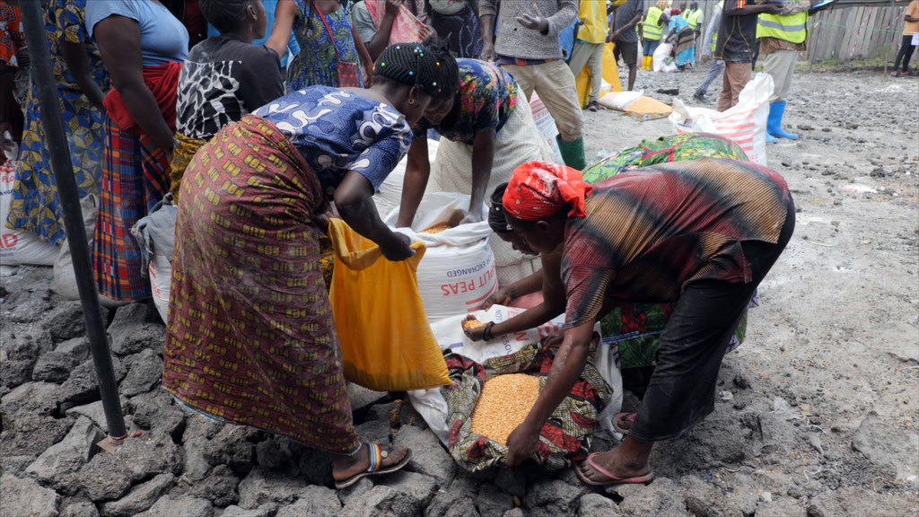 Des femmes à Goma, dans l'est de la RDC, collectent de la nourriture fournie par l'ONU et ses partenaires.