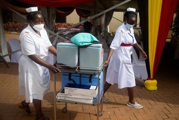 Nchini Uganda chanjo zinasafirishwa kwa kutumia miguu, boti au piki piki.