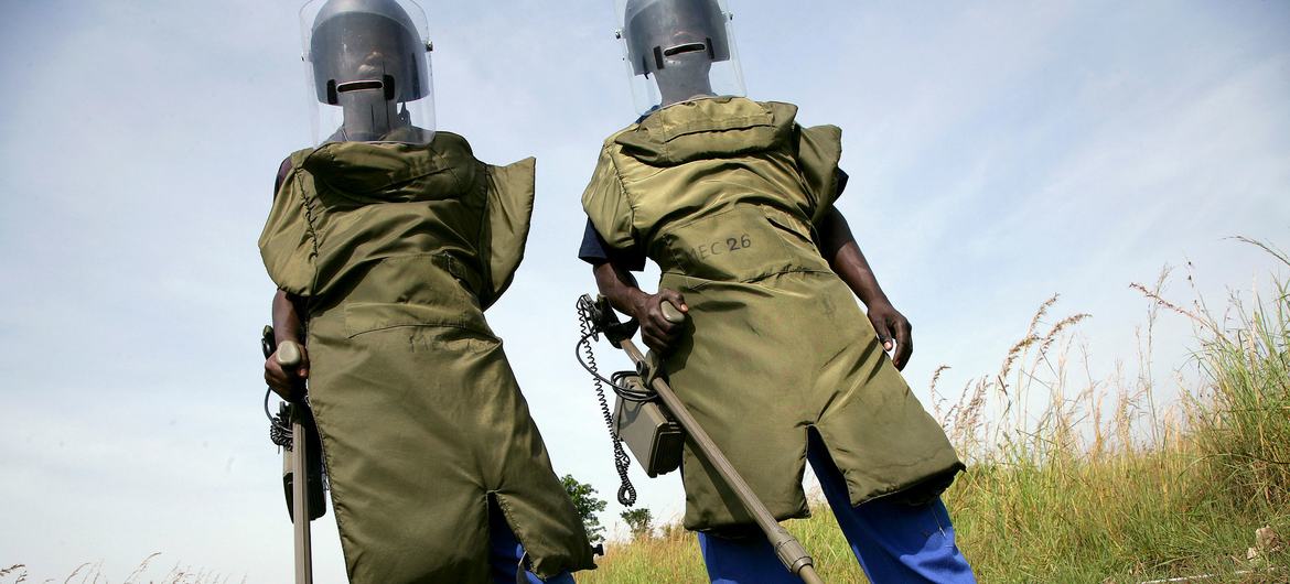 Dois desarmadores trabalham para descontaminar a terra em Bunia, na República Democrática do Congo